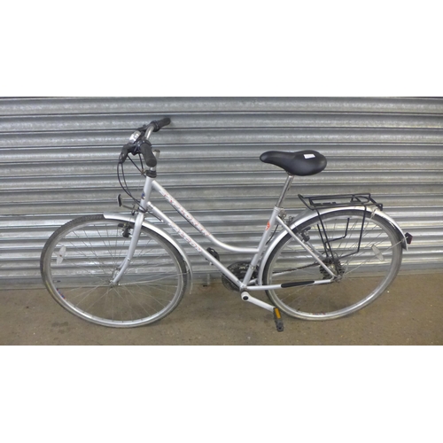 2206 - A women's Falcon Explorer City bike with step through frame