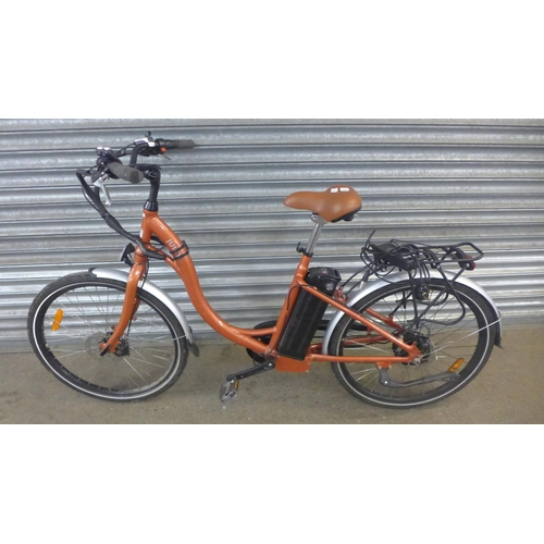 2207 - A women's Juicy electric bike with aluminium step through frame with battery, battery charger and ke... 