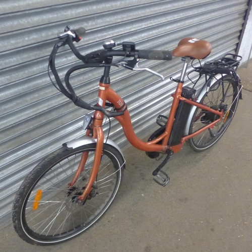 2207 - A women's Juicy electric bike with aluminium step through frame with battery, battery charger and ke... 