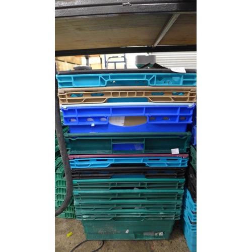 2371 - Eighteen stacking plastic tote trays