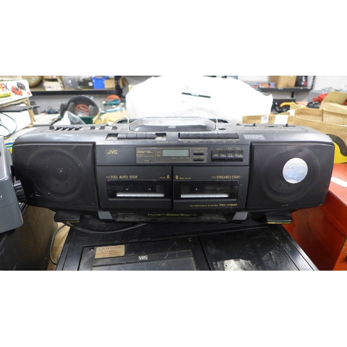 2388 - An assortment of electronic items including a Kodak carousel S-AV 2010 projector, a Pye Audio CC3420... 