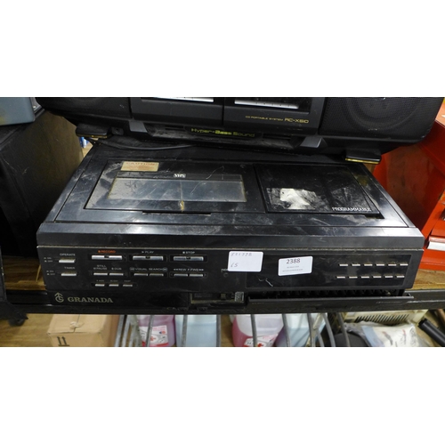 2388 - An assortment of electronic items including a Kodak carousel S-AV 2010 projector, a Pye Audio CC3420... 