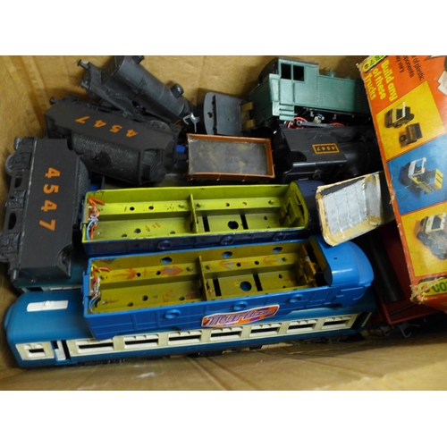 2389 - A large quantity of plastic model rail trains and carriages and plastic train track, etc. and a Cons... 