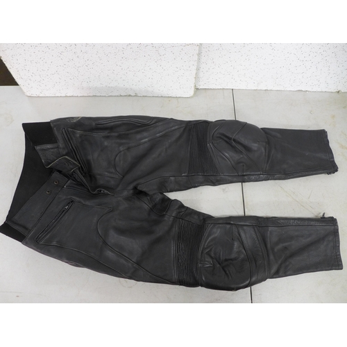 2401 - Motorbike equipment: Alpine Ware jacket size S, Searbox leather trousers size 30 short, Cuberg J Plu... 