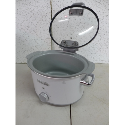 2405 - A white crock pot slow cooker with non-stick coating and hinged lid