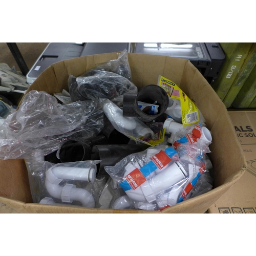 2449 - A large quantity of plumbing supplies including traps and waste systems, 90° elbow joings, T-piece u... 