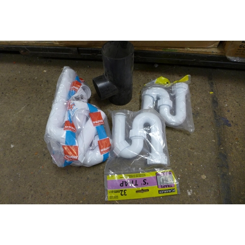 2449 - A large quantity of plumbing supplies including traps and waste systems, 90° elbow joings, T-piece u... 