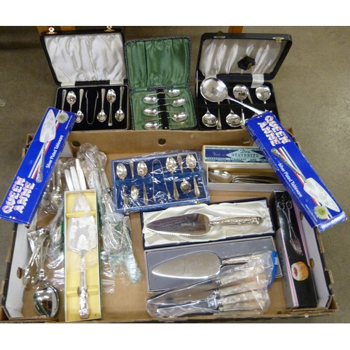 1133 - A box of plated ware, mainly boxed and a silver handled cake/pie server **PLEASE NOTE THIS LOT IS NO... 