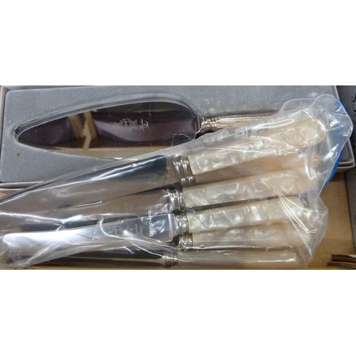 1133 - A box of plated ware, mainly boxed and a silver handled cake/pie server **PLEASE NOTE THIS LOT IS NO... 