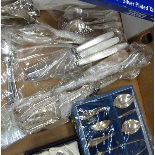 1133 - A box of plated ware, mainly boxed and a silver handled cake/pie server **PLEASE NOTE THIS LOT IS NO... 