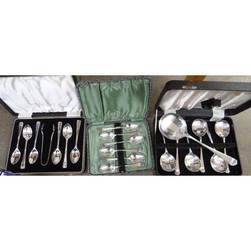 1133 - A box of plated ware, mainly boxed and a silver handled cake/pie server **PLEASE NOTE THIS LOT IS NO... 