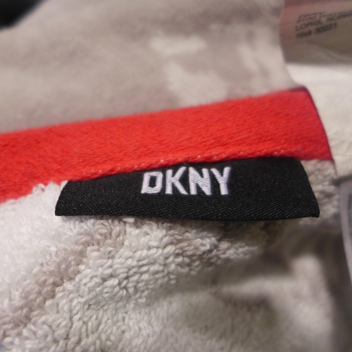 3053 - 2x Dkny City Map Bath Towels ( Grey/Red)  (315-65) *This lot is subject to VAT