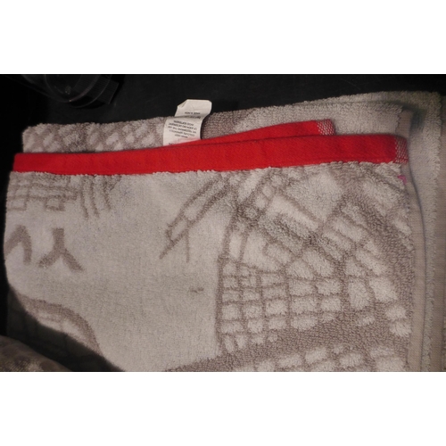 3053 - 2x Dkny City Map Bath Towels ( Grey/Red)  (315-65) *This lot is subject to VAT