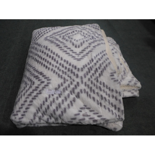 3175 - Large white/grey speckled plush blanket * this lot is subject to VAT