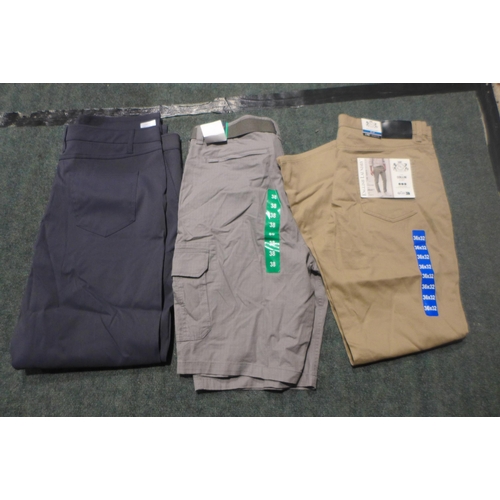 3203 - Large bag of mixed sized/style men's trousers/bottoms/shorts * this lot is subject to VAT