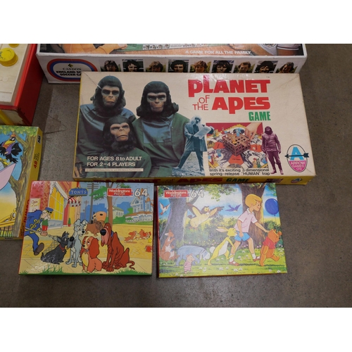 1114 - A collection of toys and games including puzzles, Planet of the Apes game, Magicshot, etc. **PLEASE ... 