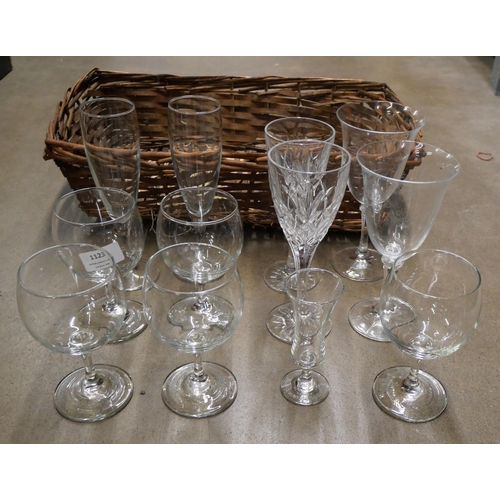 1123 - Two boxes of mixed crystal and glass drinking glasses **PLEASE NOTE THIS LOT IS NOT ELIGIBLE FOR POS... 