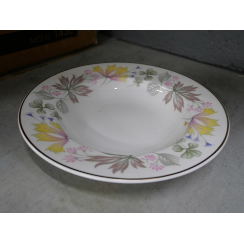 1142 - A collection of Shelley Columbine dinnerwares **PLEASE NOTE THIS LOT IS NOT ELIGIBLE FOR POSTING AND... 