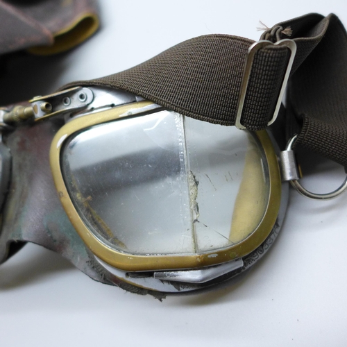 661 - A leather motorcycle riding cap and a pair of goggles