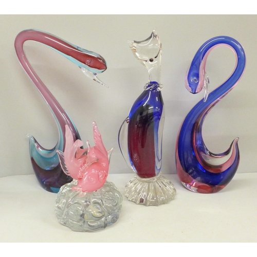 711 - A Murano glass model of a cat, two swans, one a/f and a fish paperweight