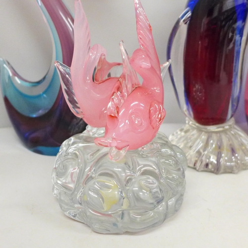 711 - A Murano glass model of a cat, two swans, one a/f and a fish paperweight