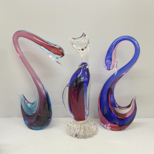 711 - A Murano glass model of a cat, two swans, one a/f and a fish paperweight