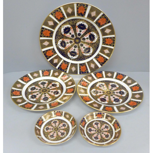 715 - A Royal Crown Derby 1128 pattern dinner plate, second, two side plates and two pin dishes