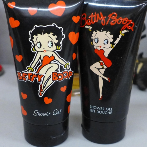 723 - A box of Betty Boop collectables including two bags, ashtrays, boxing gloves, shower gel, seven plas... 