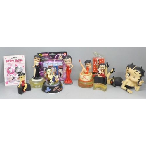 723 - A box of Betty Boop collectables including two bags, ashtrays, boxing gloves, shower gel, seven plas... 