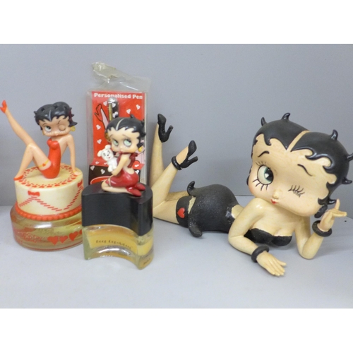 723 - A box of Betty Boop collectables including two bags, ashtrays, boxing gloves, shower gel, seven plas... 