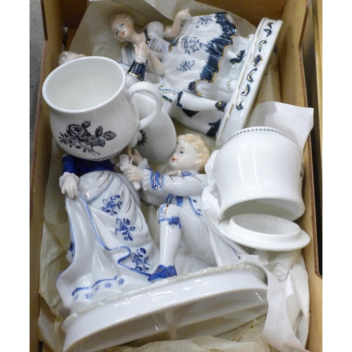 724 - A Coalport plate, a collection of Wedgwood figures, a Paragon fine bone china mug, jug and bowl, etc... 