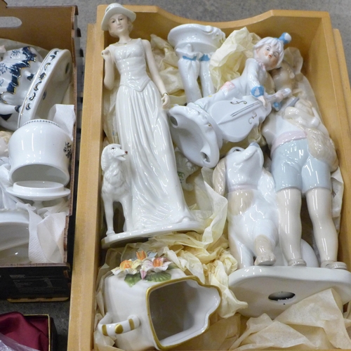 724 - A Coalport plate, a collection of Wedgwood figures, a Paragon fine bone china mug, jug and bowl, etc... 