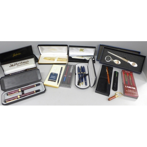 727 - A collection of pen sets