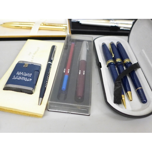 727 - A collection of pen sets