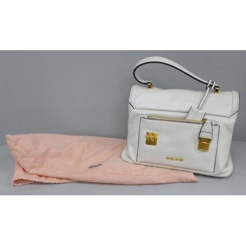 752 - A Miu Miu leather bag in white, by Prada, with shoulder strap and authenticity card - RN1115 Vitello... 