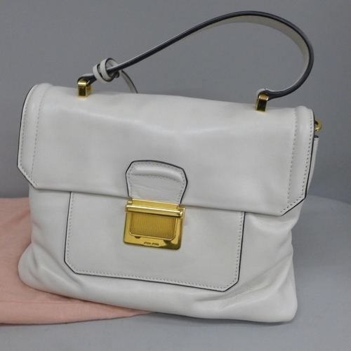 752 - A Miu Miu leather bag in white, by Prada, with shoulder strap and authenticity card - RN1115 Vitello... 