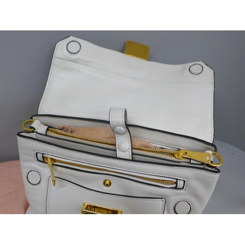 752 - A Miu Miu leather bag in white, by Prada, with shoulder strap and authenticity card - RN1115 Vitello... 