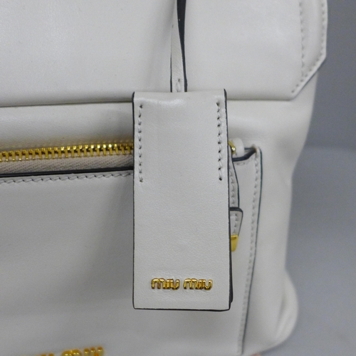 752 - A Miu Miu leather bag in white, by Prada, with shoulder strap and authenticity card - RN1115 Vitello... 