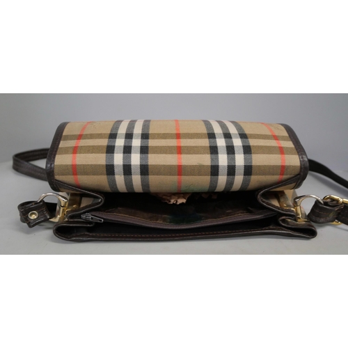 790 - A Burberry handbag