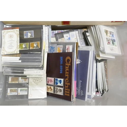 840 - Great Britain; a collection of approximately 150 1970s presentation packs with many year sets comple... 