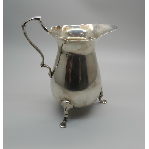 853 - A Georgian style silver cream jug, Chester 1923, 127g