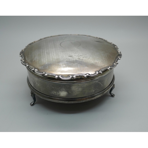 855 - A circular silver jewellery box, Birmingham 1949, total weight 157g, diameter 10.5cm