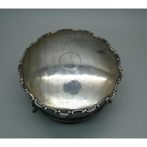 855 - A circular silver jewellery box, Birmingham 1949, total weight 157g, diameter 10.5cm