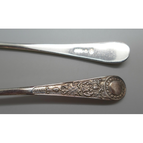 862 - A cased set of plated spoons