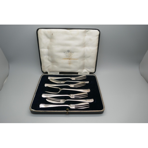 863 - A set of silver cake forks, Sheffield 1933, 130g, boxed