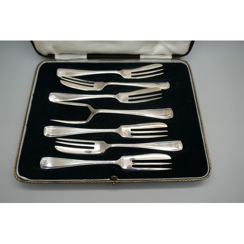 863 - A set of silver cake forks, Sheffield 1933, 130g, boxed