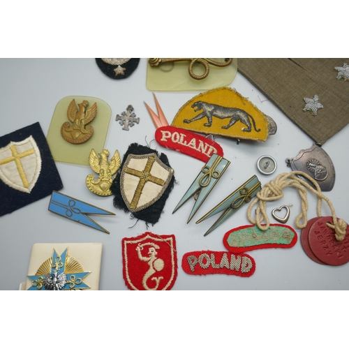 902 - Poland military badges, medal, cap and uniform badges, dog tags, etc.