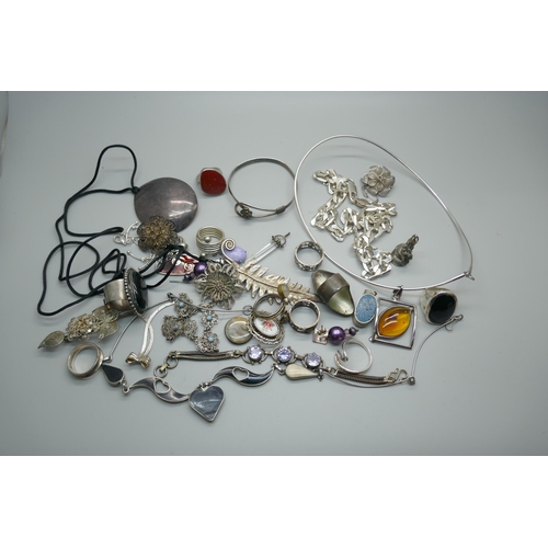 905 - A collection of silver tone jewellery