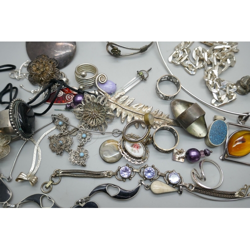 905 - A collection of silver tone jewellery