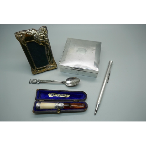 907 - Silver items; a cigarette box, Eversharp pencil, a photograph frame, continental spoon and a cheroot... 